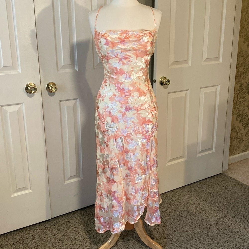 Astr Flowy Floral Dress Size Medium in Like New Condition
